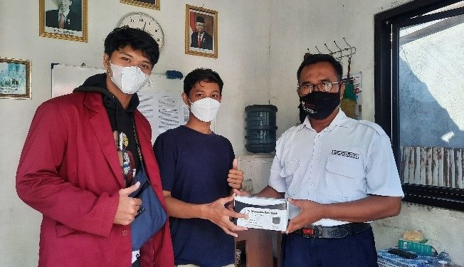 Peduli Kesehatan Mahasiswa Kkn T Unisri Bagikan Masker Kepada