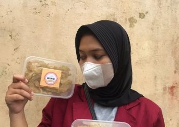 Mahasiswa KKN-T MBKM Unisri Berikan Inovasi dalam Meningkatkan Omset UMKM Kripik Pare di Kalisoro