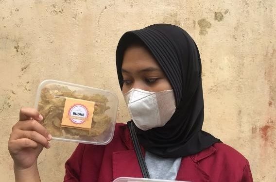 Mahasiswa KKN-T MBKM Unisri Berikan Inovasi dalam Meningkatkan Omset UMKM Kripik Pare di Kalisoro