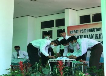 Mahasiswa KKNT Unisri Dampingi Pemilihan Ketua RT Pembentukan Struktur Organisasi Desa