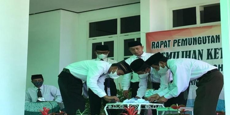 Mahasiswa KKNT Unisri Dampingi Pemilihan Ketua RT Pembentukan Struktur Organisasi Desa