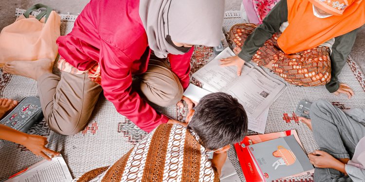 Mahasiswa KKNT MBKM Berikan Pendampingan Belajar Siswa SD di Desa Mundu
