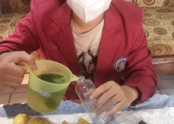 Manfaatkan Daun Sirih Dan Jeruk Nipis, Mahasiswa KKN-T 27 UNISRI Membuat Hand Sanitizer Alami