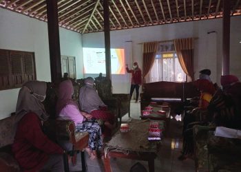 KKNT Unisri Mengenalkan E-Commerce pada UMKM Kelompok Wanita Tani Dusun Mundu