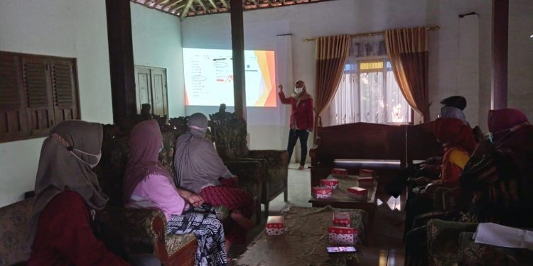 KKNT Unisri Mengenalkan E-Commerce pada UMKM Kelompok Wanita Tani Dusun Mundu