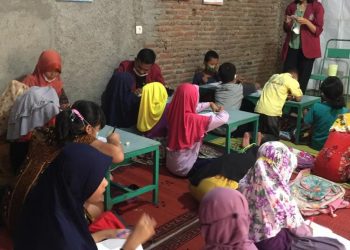 Mahasiswa KKNT UNISRI Dampingi Belajar Bahasa Inggris Anak SD di Tunggul Rejo