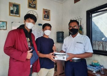 Peduli Kesehatan, Mahasiswa KKN-T Unisri 2021 Bagikan Masker Kepada Warga Kelurahan Pucang Sawit