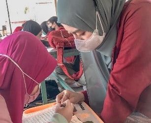 Mahasiswi UNISRI Berikan bimbingan belajar Hafalan Surat-Surat Pendek