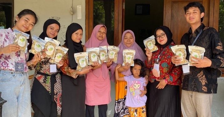 Edukasi Peningkatan Kualitas Packaging Produk oleh Mahasiswa KKN-T Unisri Kelompok 22 Di Desa Pojok, Mojogedang