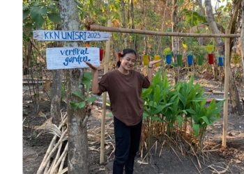 Pemanfaatan Sampah Anorganik Menjadi Pot Bunga Kebun Vertikal