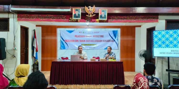 Berlatih Digital Marketing Sederhana Bersama Pelaku UMKM Banjarsari, Surakarta