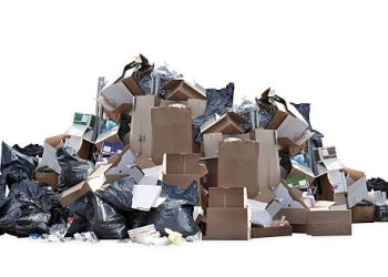 Peduli Lingkungan? Nanti aja, Lebih Seru Bahas Proker dan Berdebat di Ruangan Penuh Sampah!