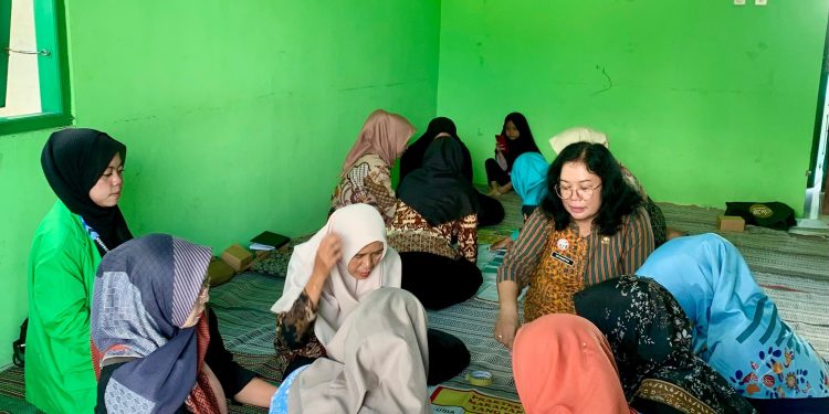 Kawal Pencegahan Stunting, KKN 156 Dampingi Kegiatan Edukasi PMBA di Jogosetran