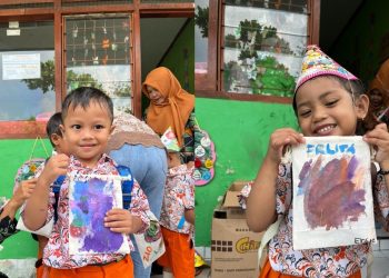 Peringati Hari Anak Nasional, Mahasiswa KKN UIN Raden Mas Said Surakarta Gelar Workshop Lukis Pouch di KB Dahlia Kalikotes