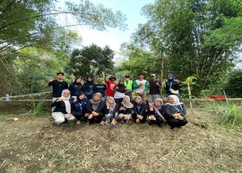 Wujud Peduli Lingkungan, Mahasiswa KKN Universitas Slamet Riyadi Surakarta Tanam dan Bagikan Bibit Buah di Desa Krajan