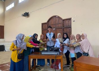 Pelatihan Pembuatan Pudding Coklat dengan Bahan Tambahan Pisang yang Baik dan Benar Bagi Lansia