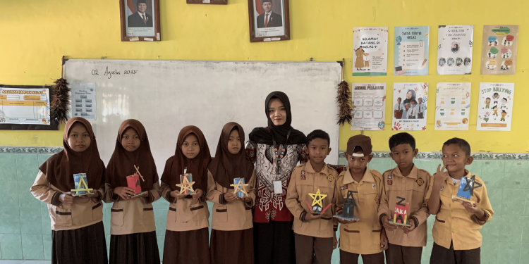 Mahasiswa Universitas Slamet Riyadi Surakarta Hadirkan Program Kerajinan Tangan untuk Meningkatkan Kreativitas Anak SD Negeri 3 Drono Klaten