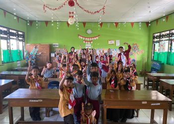 Mahasiswa KKN Unisri Ajak Siswa Kelas 1 dan 2 SD N 2 Drono Membuat Kerajinan yang Bernilai Jual