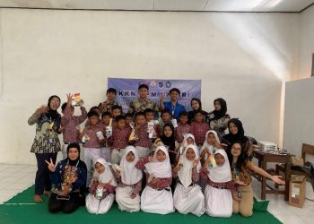 Mahasiswa KKN Unisri Bekali Siswa Siswi SDN Tempursari 1 dengan Public Speaking dan Gemar Menabung Sejak Dini