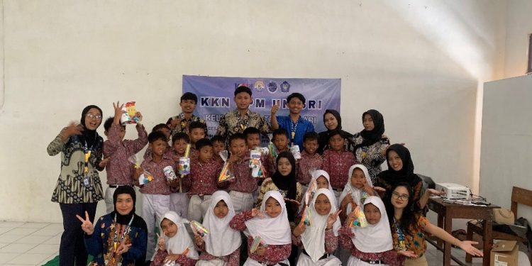 Mahasiswa KKN Unisri Bekali Siswa Siswi SDN Tempursari 1 dengan Public Speaking dan Gemar Menabung Sejak Dini