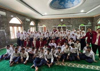 Generasi Muda Melek Teknologi, Mahasiswa UNISRI Beri Edukasi Penggunaan Handphpone yang Bijak