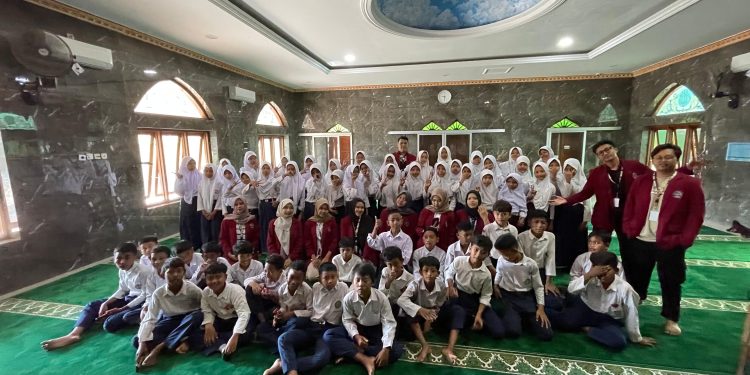Generasi Muda Melek Teknologi, Mahasiswa UNISRI Beri Edukasi Penggunaan Handphpone yang Bijak