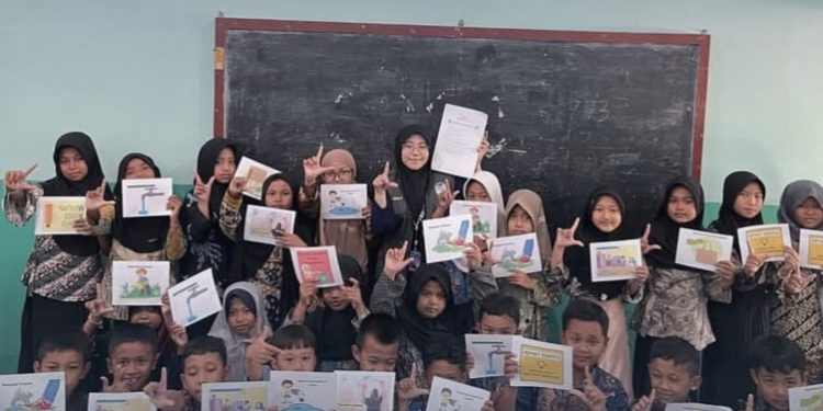 Mahasiswa KKN UNISRI Adakan Edukasi dan Sosialisasi Peduli Lingkungan Sejak Dini di MI Muhammadiyah Kahuman