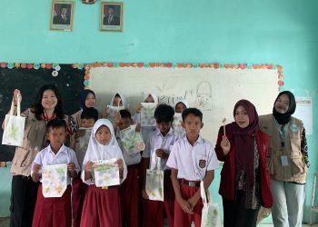 Belajar Membuat Totebag Ecoprint dari Daun dan Bunga untuk Siswa Kelas 6 SD Glagahwangi