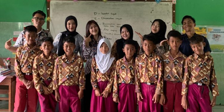 Membangun Kepercayaan Diri Siswa SD Desa Drono melalui Pelatihan Public Speaking