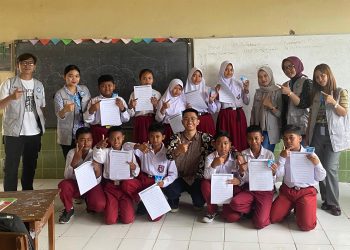 Mahasiswa Universitas Slamet Riyadi Bangkitkan Semangat Belajar Bahasa Inggris di Desa Solodiran