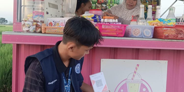 Mahasiswa KKN, Bangkit Edy Sanjaya Hadirkan Inovasi Pembayaran QRIS untuk UMKM di Dukuh Karangkundi Desa Kapungan