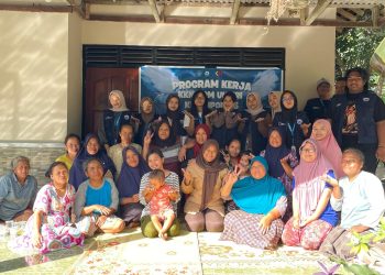 Mahasiswi Agroteknologi Gelar Edukasi Pemanfaatan Limbah Dapur Menjadi Pupuk Organik Cair di Desa Kanoman