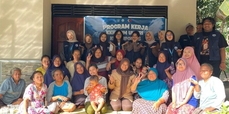 Mahasiswi Agroteknologi Gelar Edukasi Pemanfaatan Limbah Dapur Menjadi Pupuk Organik Cair di Desa Kanoman