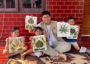 Belajar Membuat Totebag Ecoprint dari Daun dan Bunga untuk Anak-Anak di RT 30, RW 09, Mayungan, Klaten