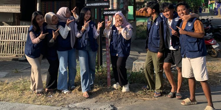 Mahasiswa KKN UNISRI Bangun Plang Batas Desa, Pertegas Jati Diri Nangsri