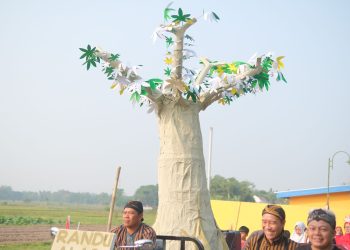 Mahasiswa KKN 67 Unisri Buat Maskot dalam Acara Gelar Budaya dari Recycle Sampah di Desa Kwaren