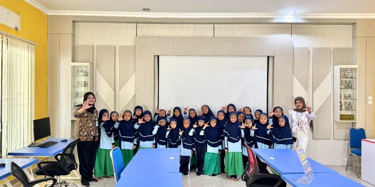 Mahasiswi Universitas Slamet Riyadi Magang di Dinas Kearsipan dan Perpustakaan Kabupaten Karanganyar