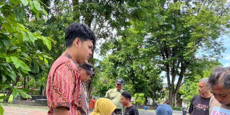 Rizky Alfian Mahasiswa Magang Unisri Berkontribusi pada Program Pendataan Warga Kurang Mampu Kelurahan Setabelan