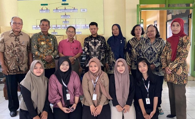 Foto: Dokumentasi kegiatan magang kerja mahasiswa UNISRI Ummu Waroqoh A.S, di KUD Kebakkramat